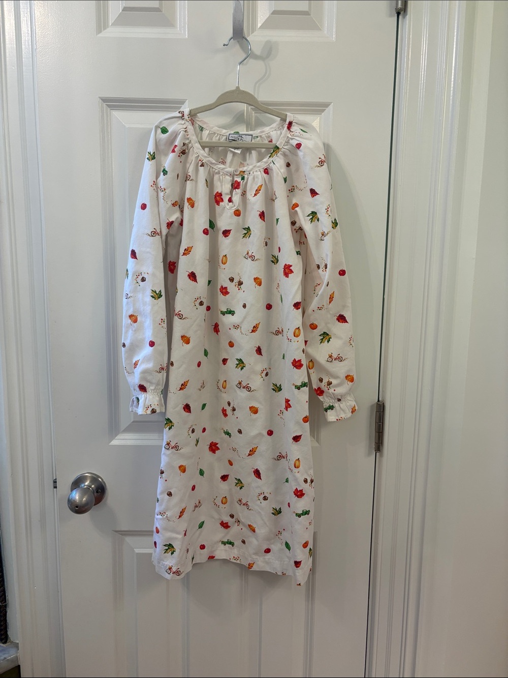 Petite plume Girls' White Long-Sleeve Nightgown with Colorful Leaf Print